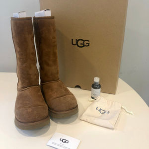 Ugg Women's W Classic Tall II size 8 with box